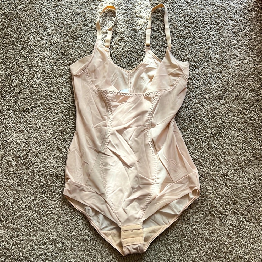 Never Worn Maidenform Self Expressions Women’s Firm Foundations Bodysuit